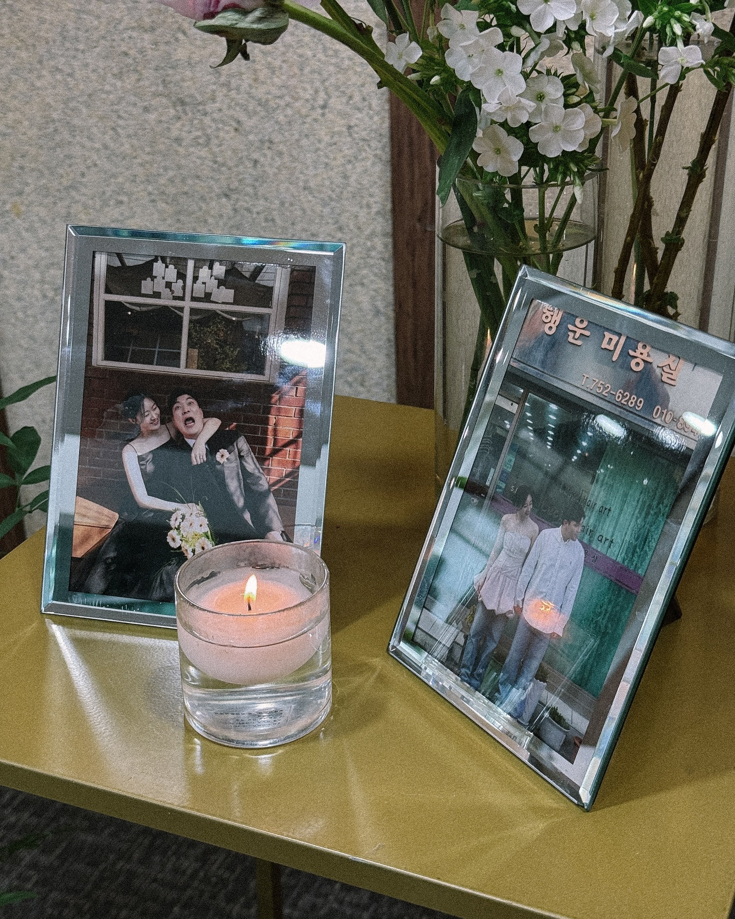 두 사람의 사진으로 꾸민 웨딩 포토테이블